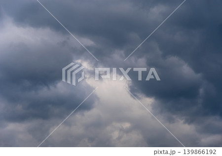 《曇の多い空・梅雨空》憂鬱なイメージ 《曇の多い空・梅雨空》憂鬱なイメージ 139866192