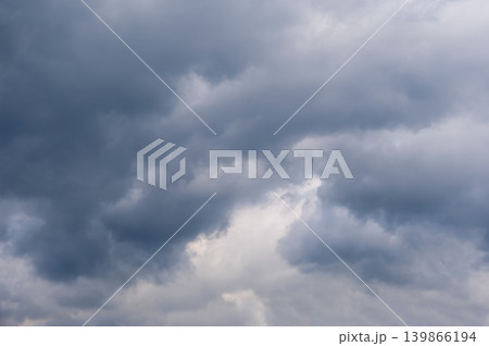 《曇の多い空・梅雨空》憂鬱なイメージ 《曇の多い空・梅雨空》憂鬱なイメージ 139866194