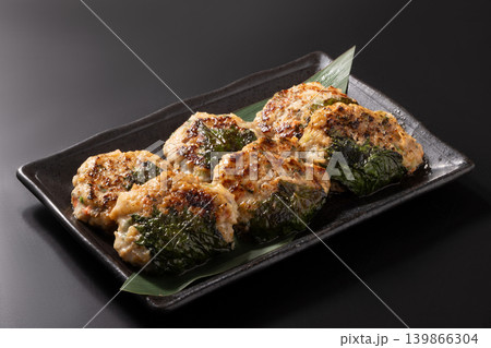 大葉巻き 軟骨入り鶏豚つくね焼き 大葉巻き 軟骨入り鶏豚つくね焼き 139866304