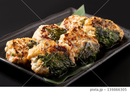 大葉巻き 軟骨入り鶏豚つくね焼き 大葉巻き 軟骨入り鶏豚つくね焼き 139866305