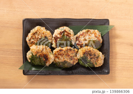 大葉巻き 軟骨入り鶏豚つくね焼き 大葉巻き 軟骨入り鶏豚つくね焼き 139866306
