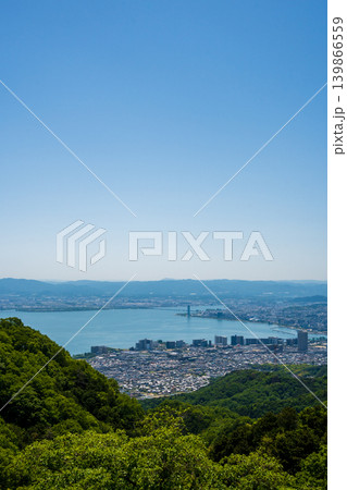 大きな青空と新緑の比叡山から望む琵琶湖（縦位置・コピースペース） 139866559