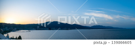 琵琶湖と大津市街を染める夕暮れのパノラマ風景 琵琶湖と大津市街を染める夕暮れのパノラマ風景 139866605