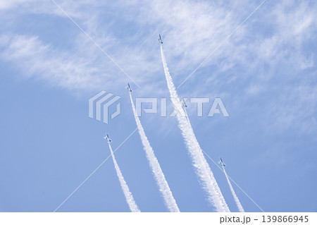 青空と松島基地のブルーインパルス 宮城県東松島市 青空と松島基地のブルーインパルス 宮城県東松島市 139866945