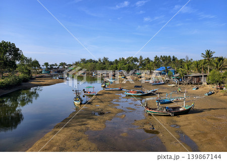 Fishing boats at fisherman village in Baan Krood, Prachuap Khiri Khan 139867144