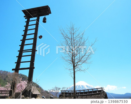 山梨県　春の青空と茅葺屋根の古民家集落と富士山　4月 139867530