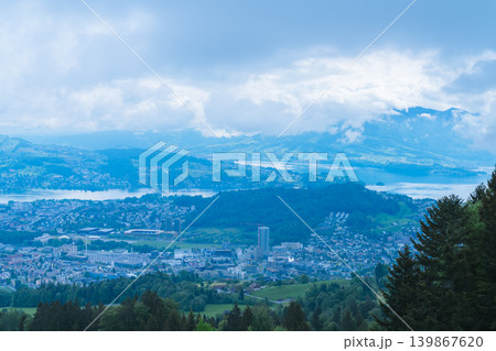 スイスのルツェルン湖を見下ろすピラトゥス山 スイスのルツェルン湖を見下ろすピラトゥス山 139867620