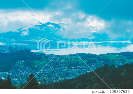 スイスのルツェルン湖を見下ろすピラトゥス山 139867626