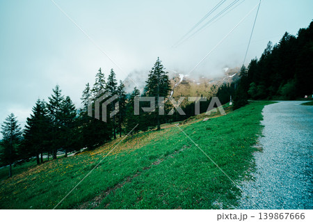 スイスのルツェルン湖を見下ろすピラトゥス山 139867666