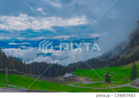 スイスのルツェルン湖を見下ろすピラトゥス山 139867683