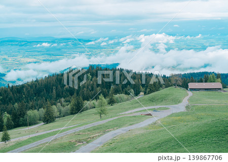 スイスのルツェルン湖を見下ろすピラトゥス山 139867706
