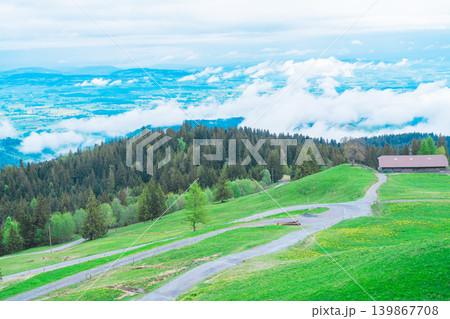 スイスのルツェルン湖を見下ろすピラトゥス山 139867708