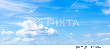夏の青空と白い雲のシンプルな風景 夏の青空と白い雲のシンプルな風景 139867822