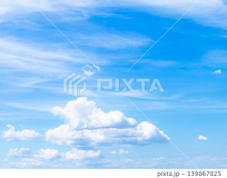 夏の青空と白い雲のシンプルな風景 139867825