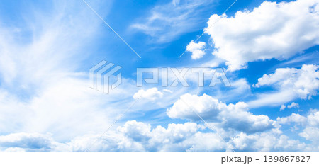 夏の青空と白い雲のシンプルな風景 139867827