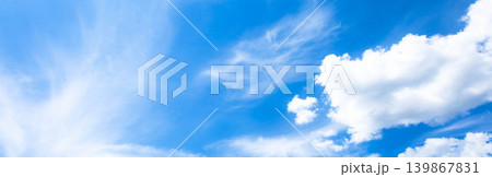 夏の青空と白い雲のシンプルな風景 139867831