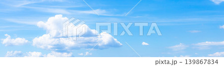 夏の青空と白い雲のシンプルな風景 夏の青空と白い雲のシンプルな風景 139867834