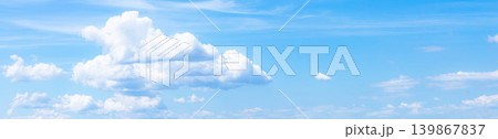 夏の青空と白い雲のシンプルな風景 139867837