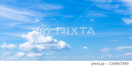 夏の青空と白い雲のシンプルな風景 夏の青空と白い雲のシンプルな風景 139867840