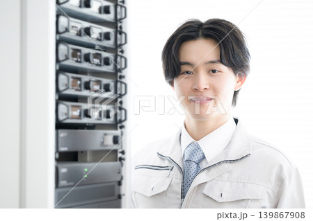 サーバー設備、データセンターや機械の音響設備の前で笑顔、保守やメンテナンス 139867908