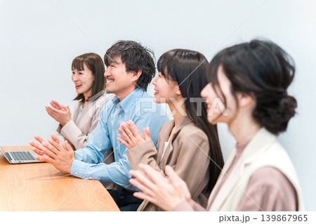 会議,ミーティングをするビジネスマン,ビジネスシーン 139867965
