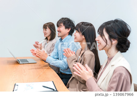 会議,ミーティングをするビジネスマン,ビジネスシーン 139867966