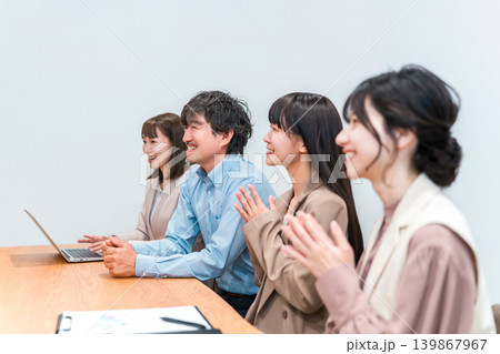 会議,ミーティングをするビジネスマン,ビジネスシーン 139867967