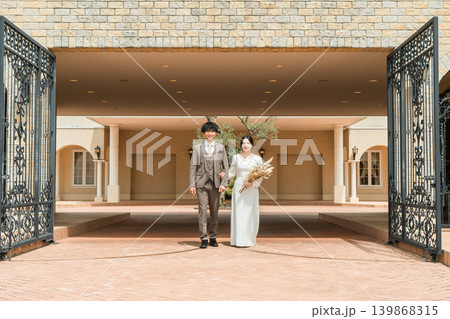 結婚式場を歩く新郎新婦(入場,結婚式,アジア人) 結婚式場を歩く新郎新婦(入場,結婚式,アジア人) 139868315