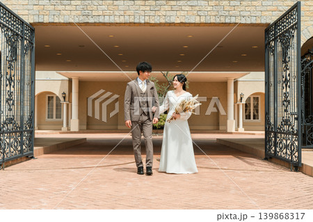結婚式場を歩く新郎新婦(入場,結婚式,アジア人) 結婚式場を歩く新郎新婦(入場,結婚式,アジア人) 139868317