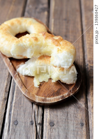 半分にちぎった米粉で作ったカリカリもちもちチーズベーグル 半分にちぎった米粉で作ったカリカリもちもちチーズベーグル 139868427