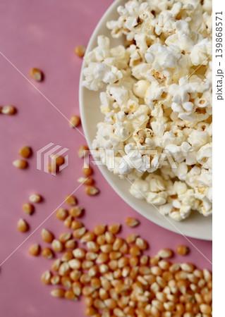 塩バター味のポップコーンとポップコーンの種 塩バター味のポップコーンとポップコーンの種 139868571