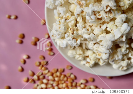 塩バター味のポップコーンとポップコーンの種 塩バター味のポップコーンとポップコーンの種 139868572