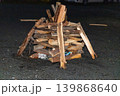 キャンプの焚き火用の薪 139868640