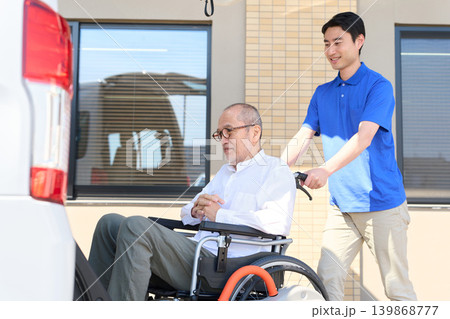 福祉車両に車椅子のシニアを乗せる介護士 139868777