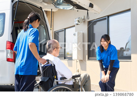 介護施設でシニアのお迎えをする外国人介護士 139868780