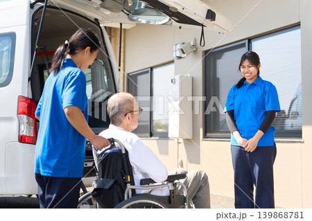 介護施設でシニアのお迎えをする外国人介護士 139868781