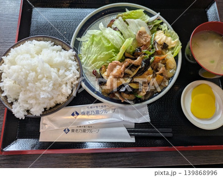 豚ロース肉野菜炒め定食とおかずがたっぷりかかったご飯 139868996