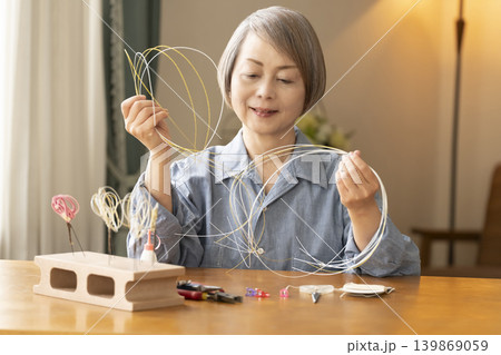 水引で髪飾りを作るシニア女性 139869059