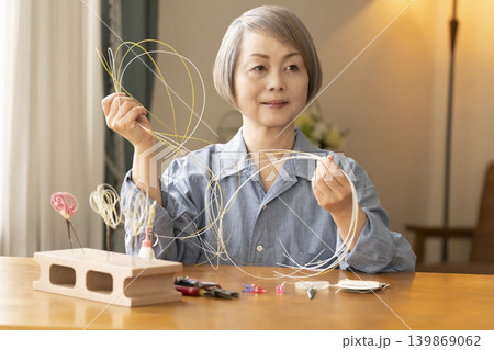 水引で髪飾りを作るシニア女性 139869062