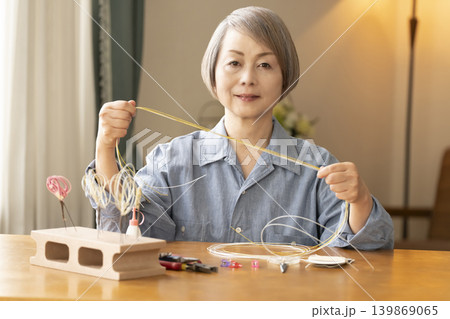 水引で髪飾りを作るシニア女性 139869065