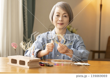 水引で髪飾りを作るシニア女性 139869069