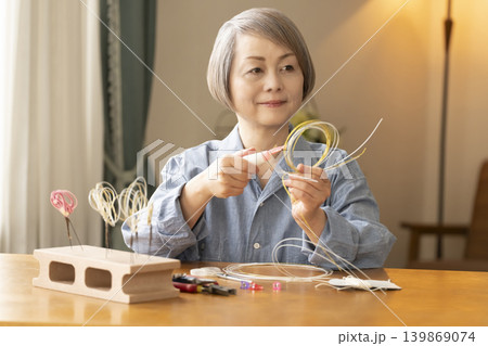水引で髪飾りを作るシニア女性 139869074