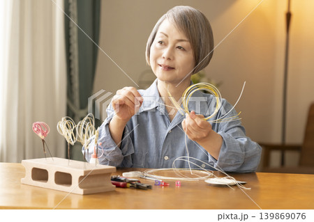 水引で髪飾りを作るシニア女性 139869076