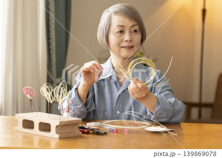 水引で髪飾りを作るシニア女性 139869078