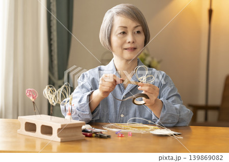 水引で髪飾りを作るシニア女性 139869082