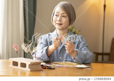 水引で髪飾りを作るシニア女性 139869084