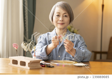 水引で髪飾りを作るシニア女性 139869085
