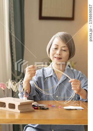 水引で髪飾りを作るシニア女性 139869087