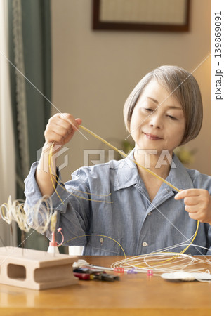 水引で髪飾りを作るシニア女性 139869091