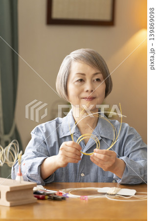 水引で髪飾りを作るシニア女性 139869098